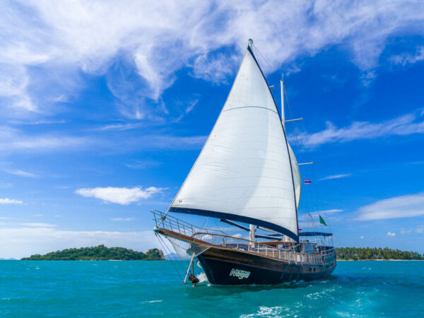 Luxury Yacht Islands Surrounding Koh Samui