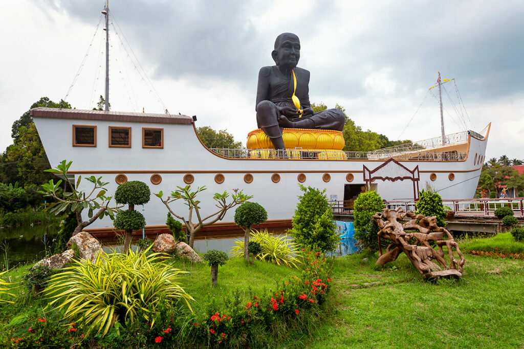 Wat Bo Phuttharam / Luang Phor Thuad's Statue