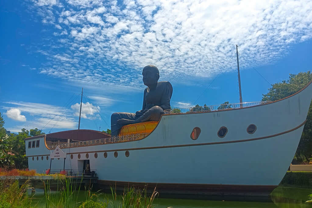 Wat Bo Phuttharam / Luang Phor Thuad's Statue